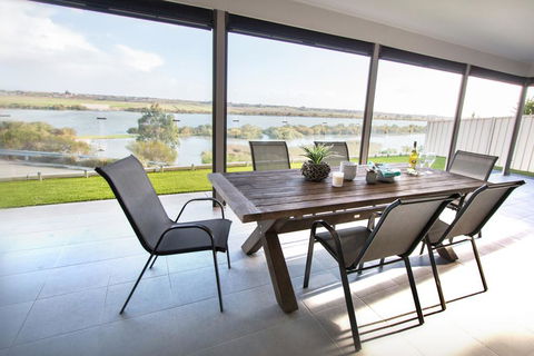 Serenity And Sweeping Murray River Views - Accommodation Gladstone 1