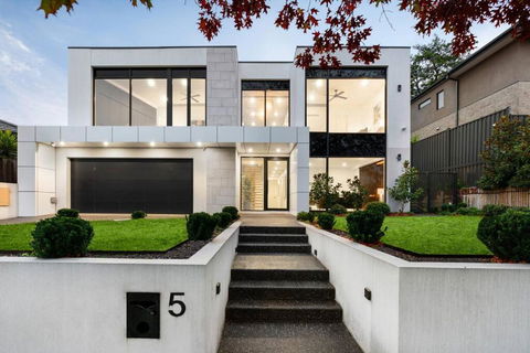 5 Ensuite Luxury Holiday House Balwyn North - Accommodation Gladstone 0