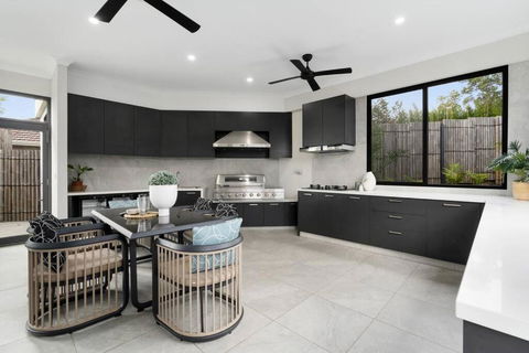 5 Ensuite Luxury Holiday House Balwyn North - Accommodation Gladstone 4