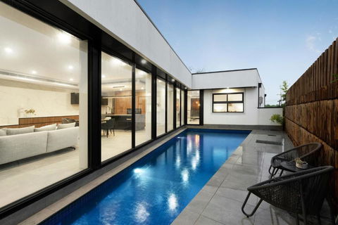 5 Ensuite Luxury Holiday House Balwyn North - Accommodation Gladstone 1