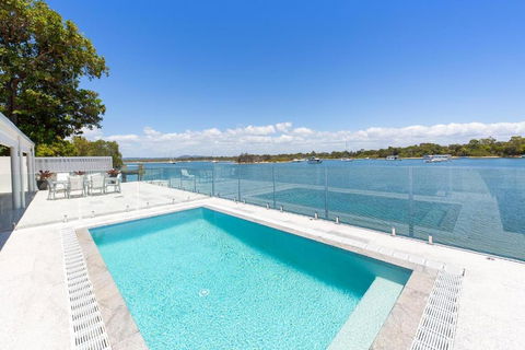 Affordable Riverfront, Pool, Private Pontoon - Accommodation Gladstone 0