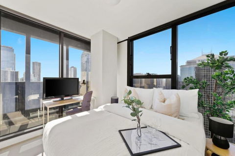 A 2BR Apt On Collins With City Views FREE Parking - Accommodation Gladstone 0