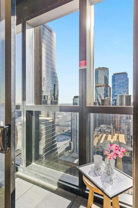 A 2BR Apt On Collins With City Views FREE Parking - Accommodation Gladstone 4