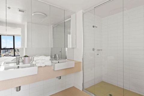 A 2BR Apt With Amazing Harbor Views FREE Parking - Accommodation Gladstone 2