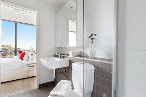 A 2BR Apt With Harbour Views And FREE Parking - Accommodation Gladstone 2