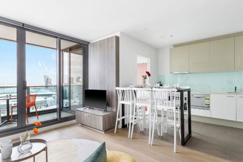 A 2BR Apt With Harbour Views And FREE Parking - Accommodation Gladstone 3