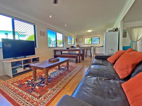 A AMITY BEACH BABY - Accommodation Gladstone 2