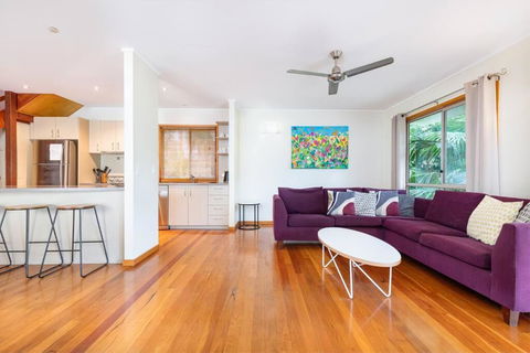 A Beach House - Accommodation Gladstone 2