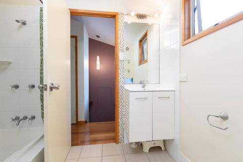 A Beach House - Accommodation Gladstone 4