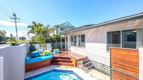 A Beachside Beauty With Pool - Accommodation Gladstone 1