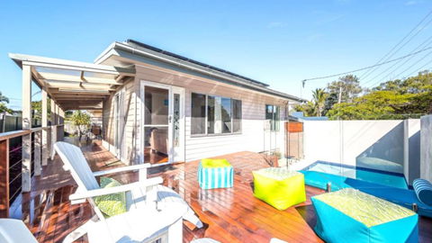 A Beachside Beauty With Pool - Accommodation Gladstone 2