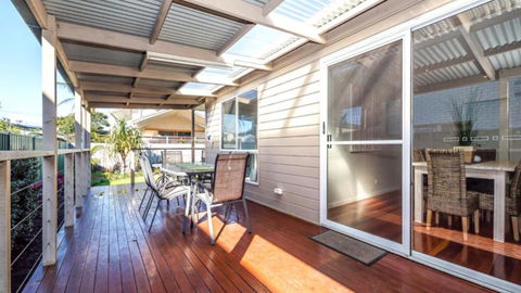 A Beachside Beauty With Pool - Accommodation Gladstone 3
