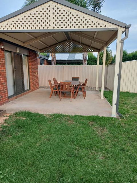 A Beautiful And Spacious Home - Accommodation Gladstone 2