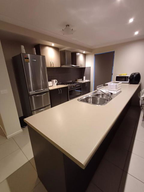 A Beautiful And Spacious Home. - Accommodation Gladstone 3