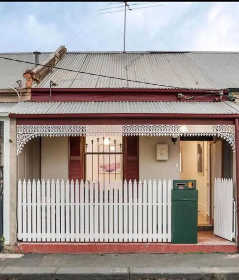 A Beautiful Terrace House With Parking & Courtyard - Accommodation Gladstone 0
