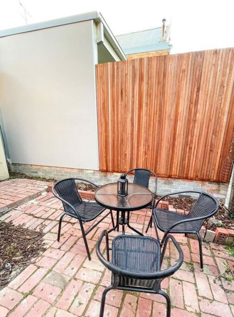 A Beautiful Terrace House With Parking & Courtyard - Accommodation Gladstone 3