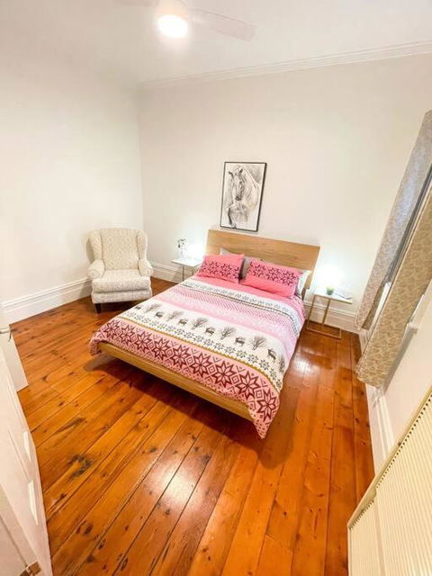 A Beautiful Terrace House With Parking & Courtyard - Accommodation Gladstone 4