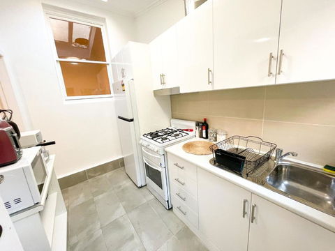 A Beautiful Terrace House With Parking & Courtyard - Accommodation Gladstone 2