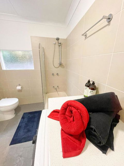 A Beautiful Terrace House With Parking & Courtyard - Accommodation Gladstone 1