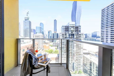 A Chic 2BR Apt City Views Near Southern Cross - Accommodation Gladstone 0