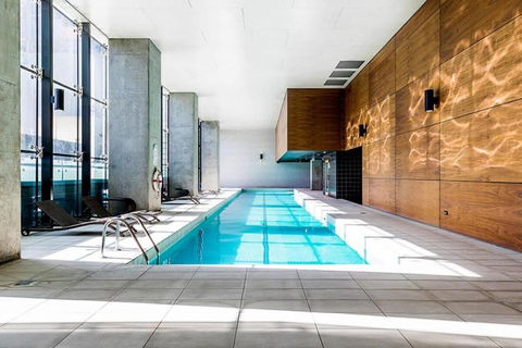 A Chic 2BR Apt City Views Near Southern Cross - Accommodation Gladstone 2