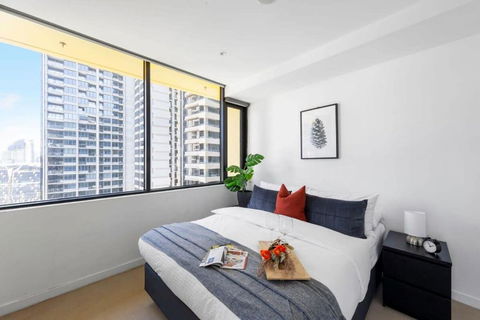 A Chic 2BR Apt City Views Near Southern Cross - Accommodation Gladstone 3