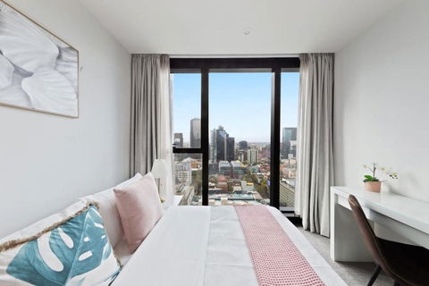 A Chic 2BR Apt Near Melbourne CBD W FREE Parking - Accommodation Gladstone 0