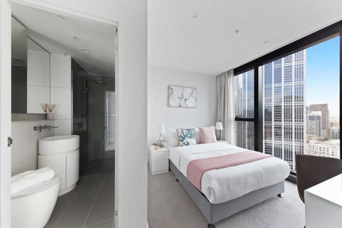 A Chic 2BR Apt Near Melbourne CBD W FREE Parking - Accommodation Gladstone 3