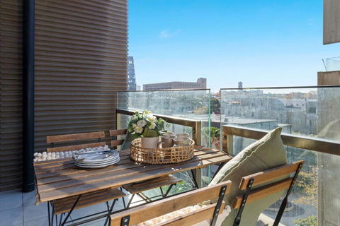 A Chic 2BR Apt Near Melbourne Uni FREE Parking - Accommodation Gladstone 4
