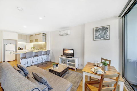 A Chic 2BR Apt Near Southern Cross City Views - Accommodation Gladstone 0