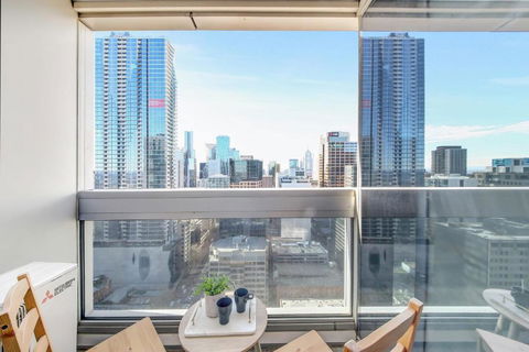 A Chic 2BR Apt Near Southern Cross City Views - Accommodation Gladstone 1