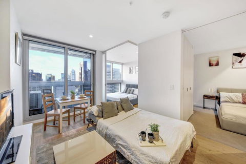 A Chic 2BR Apt Near Southern Cross City Views - Accommodation Gladstone 3