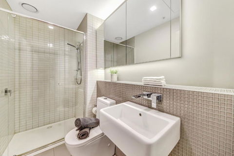 A Chic 2BR Apt Near Southern Cross City Views - Accommodation Gladstone 4