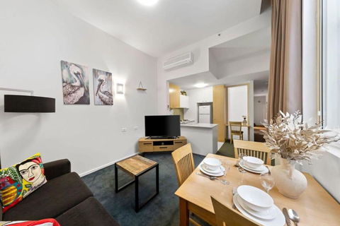 A Chic Apartment On Bourke St Near Chinatown - Accommodation Gladstone 2
