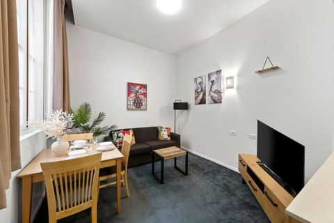 A Chic Apartment On Bourke St Near Chinatown - Accommodation Gladstone 3