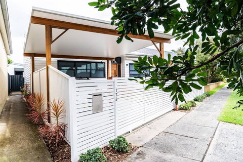 A Chic Coastal Hideaway At Toowoon Bay Beach - Accommodation Gladstone 1