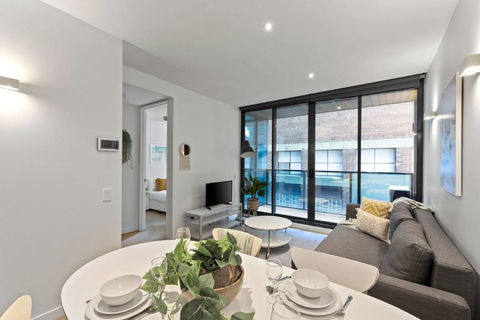 A Chic & Comfy 2BR Apt Near Federation Square - Accommodation Gladstone 4