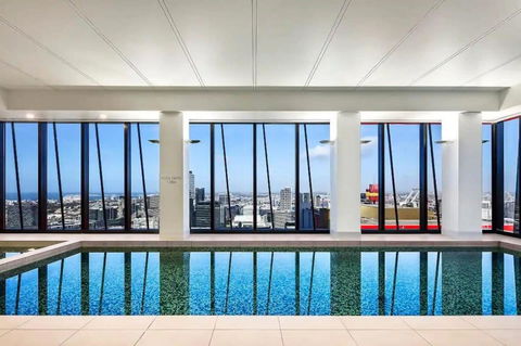 A Chic & Comfy 2BR Apt On Collins With City Views - Accommodation Gladstone 2