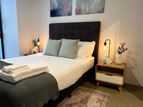 A City Oasis - Full Apartment With Balcony - Accommodation Gladstone 4