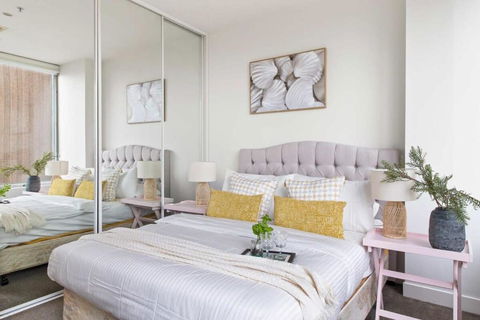 A Cozy 2BR Apt On Collins Near Flinders Station - Accommodation Gladstone 0