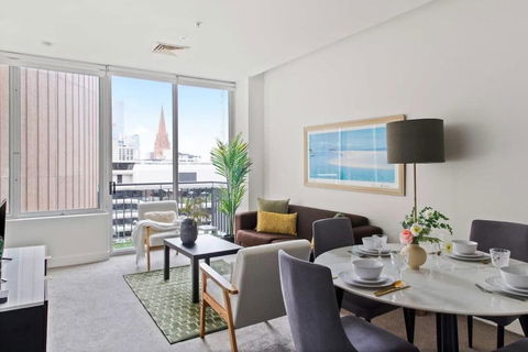 A Cozy 2BR Apt On Collins Near Flinders Station - Accommodation Gladstone 1