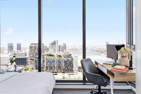 A Cozy 2BR Apt With Harbour Views And FREE Parking - Accommodation Gladstone 0