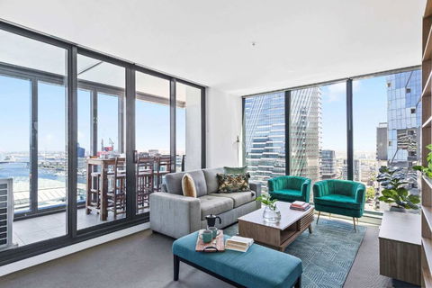 A Cozy 2BR Apt With Harbour Views And FREE Parking - Accommodation Gladstone 1