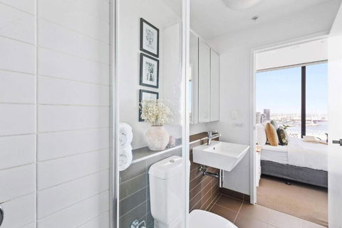 A Cozy 2BR Apt With Harbour Views And FREE Parking - Accommodation Gladstone 4