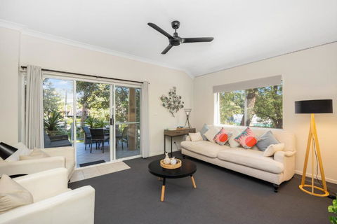 A Little Jewel By The Sea - Accommodation Gladstone 0