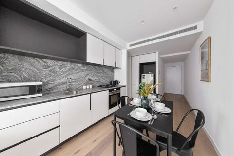 A Lux & Modern Apt Next To Southern Cross Station - Accommodation Gladstone 0