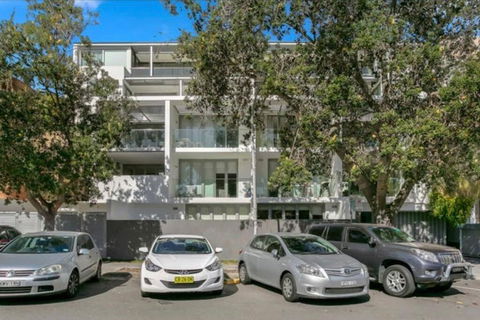 A Modern Two Bedroom Apartment! Quiet, Secure And 1 Minute Walk To Bondi Beach! - Accommodation Gladstone 1