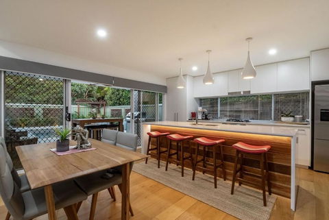 A Perfect Stay - Byron Sunrise - Heated Pool - Accommodation Gladstone 1