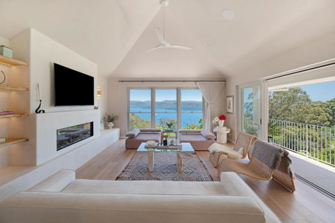 A Slice Of Paradise, Newly Transformed Avalon House With Breathtaking Views - Accommodation Gladstone 2