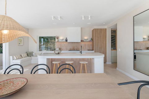 A Slice Of Paradise, Newly Transformed Avalon House With Breathtaking Views - Accommodation Gladstone 3